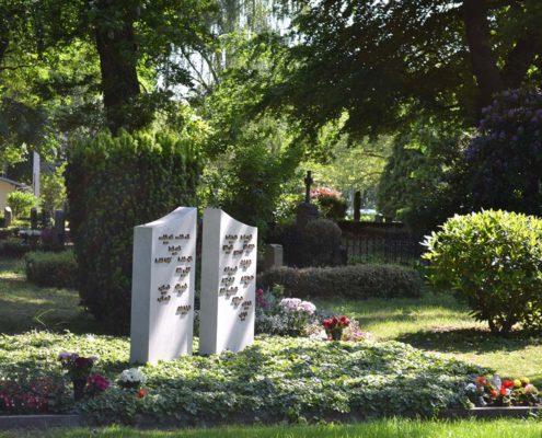 Grabstein mit Namen der Verstorbenen auf dem Gemeinschaftsgrab für Urnen Unter der Eiche auf dem Alter Friedhof Wandsbek