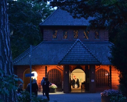 Kapelle auf dem Friedhof Tonndorf. Im Schein von Feuerschalen und Fackeln zur Nacht der Kirchen 2023
